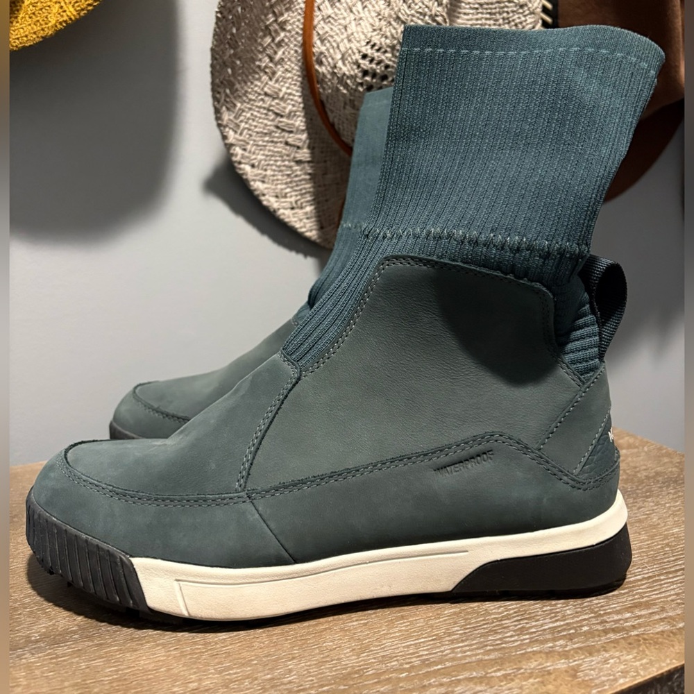 Brand: The North Face Size: 7 Color: Forrest green